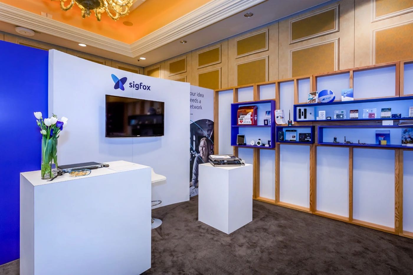 Sigfox meeting suite with white display walls